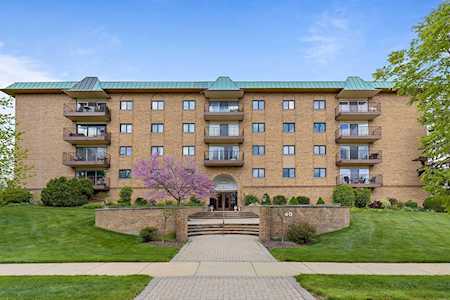 40 S Main St #5D Glen Ellyn, IL 60137