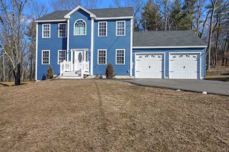 172 Johnny Appleseed Ln Leominster, MA 01453
