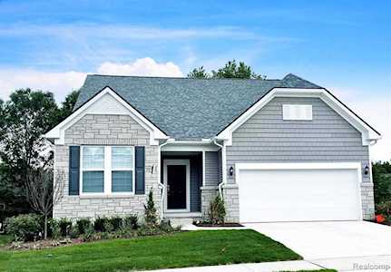 4643 Crestway Dr Brighton, MI 48116