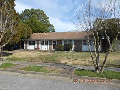 1060 Salisbury Dr Virginia Beach, VA 23453