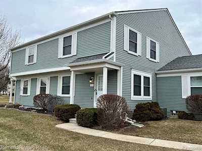 243 Aqueduct Dr Walled Lake, MI 48390