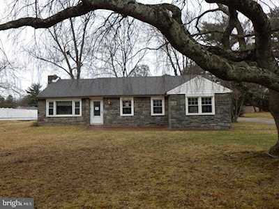 628 Williamsburg Dr Broomall, PA 19008