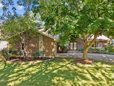 106 N Whispering Hills Dr Naperville, IL 60540