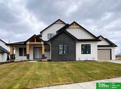 20714 Cedar Circle Elkhorn, NE 68022