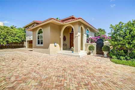2325 NE 8th St Fort Lauderdale, FL 33304