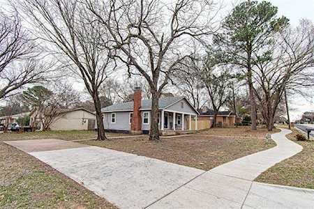 731 Oakwood Lane Arlington, TX 76012