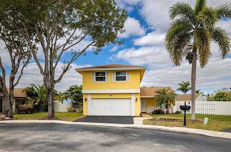 681 Green River Ln Davie, FL 33325