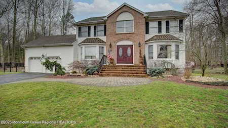 15 Roxbury Ln Manalapan, NJ 07726