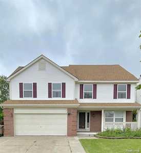1215 Oaklawn Dr Pontiac, MI 48341