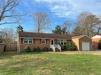 52 Middlesex Rd Newport News, VA 23606
