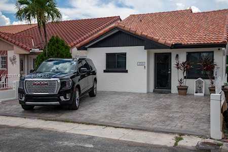 2725 W 55th Pl Hialeah, FL 33016