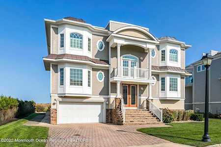 11 Tradewinds Ln Sea Bright, NJ 07760