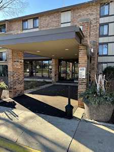 301 Lake Hinsdale Dr #413 Willowbrook, IL 60527