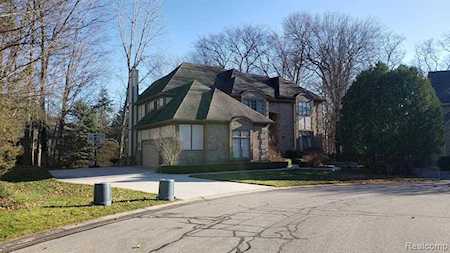 27088 W Pembridge Ln Farmington Hills, MI 48331