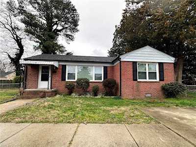 3 Saint Albans Dr Hampton, VA 23669