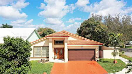 8907 NW 146th Ter Miami Lakes, FL 33018