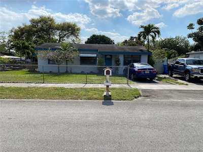 30 Edmund Rd West Park, FL 33023
