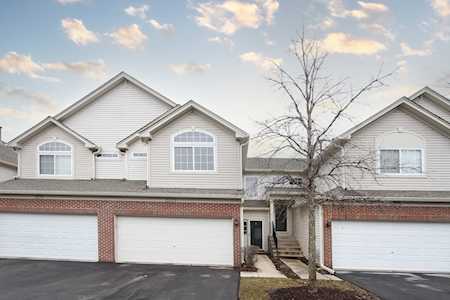 2277 Stoughton Dr Aurora, IL 60502