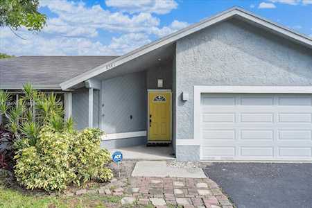 8581 SW 28th St Davie, FL 33328