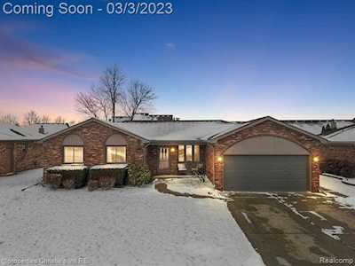 41453 Lore Dr Clinton Twp, MI 48038
