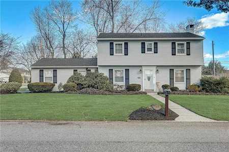 1059 Harris Dr Emmaus, PA 18049