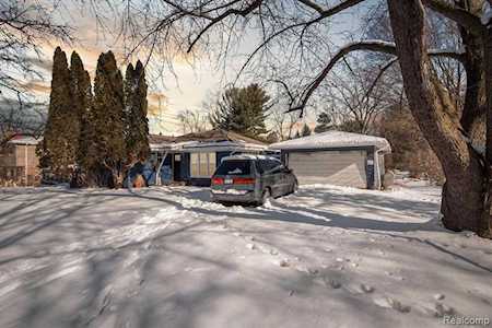 840 E Gunn Rochester, MI 48306