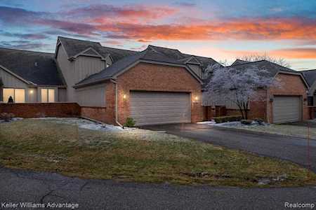 37892 Amber Dr Farmington Hills, MI 48331