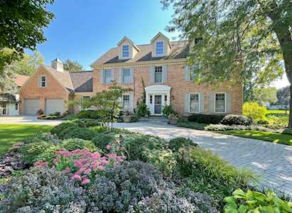 137 Saddle Brook Dr Oak Brook, IL 60523