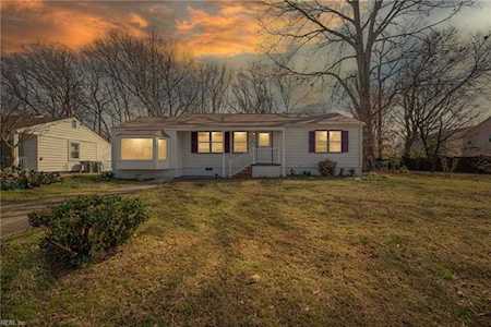 29 Greenwood Dr Hampton, VA 23666
