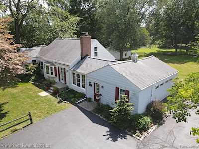 16783 N Stanmoor Dr Livonia, MI 48154