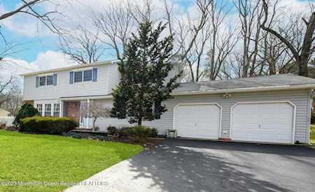 5 Lindsay Dr Morganville, NJ 07751