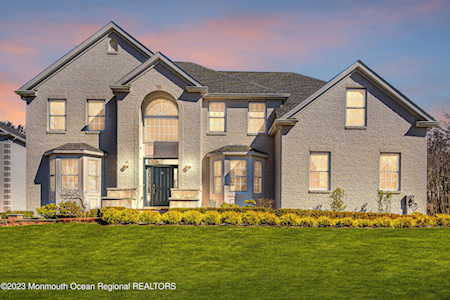10 Hillcrest Rd Morganville, NJ 07751