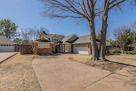2533 Fox Glenn Circle Bedford, TX 76021