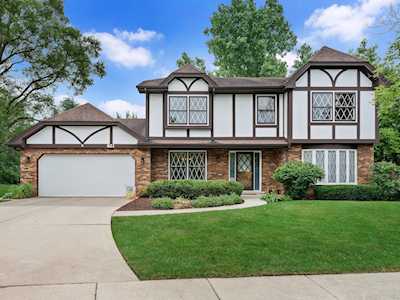 821 Brook Ct Glen Ellyn, IL 60137