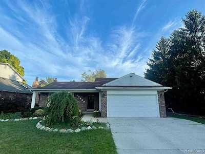 43807 Oakbrook Rd Canton Twp, MI 48187