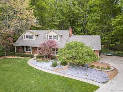 8910 Tamarack Ct Plymouth, MI 48170