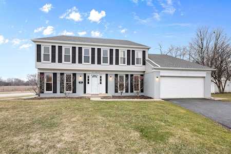 395 Countryside Dr Roselle, IL 60172