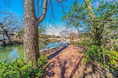 1004 Loch Lomond Drive Arlington, TX 76012