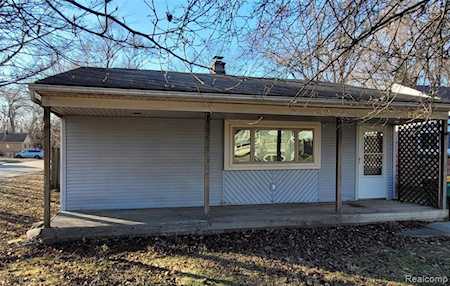 21101 Rensselaer St Farmington Hills, MI 48336
