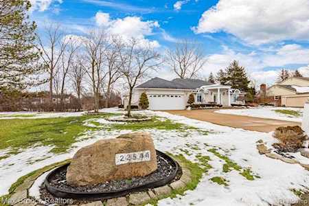 22544 Clear Lake Dr Farmington Hills, MI 48335