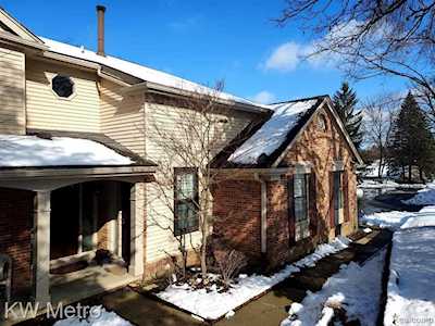 37173 Deer Run Dr Farmington Hills, MI 48331