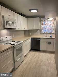 22 N Pennewell Dr Wilmington, DE 19809