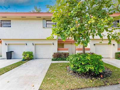 3410 Emerald Oaks Dr #806 Hollywood, FL 33021