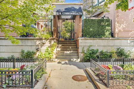 2910 N Commonwealth Ave #10 Chicago, IL 60657