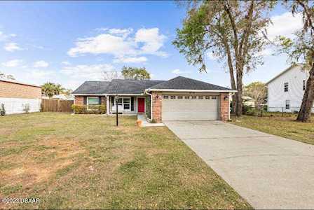419 Berwick Circle DeLand, FL 32724