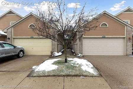 9325 Eastwind Dr Livonia, MI 48150