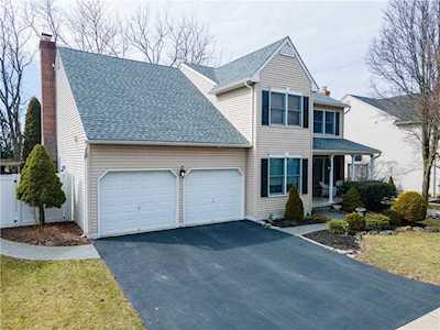 22 Country Side Ct Easton, PA 18045