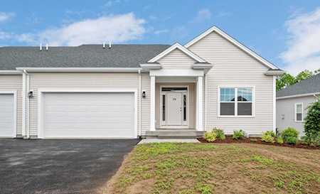 48 Crestwood Circle #26 Northbridge, MA 01588