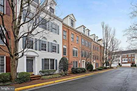 1611 Leeds Castle Dr Vienna, VA 22182