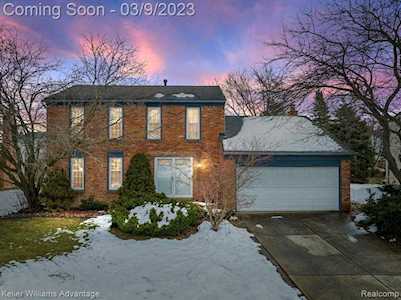 21950 Greentree Ln Novi, MI 48375